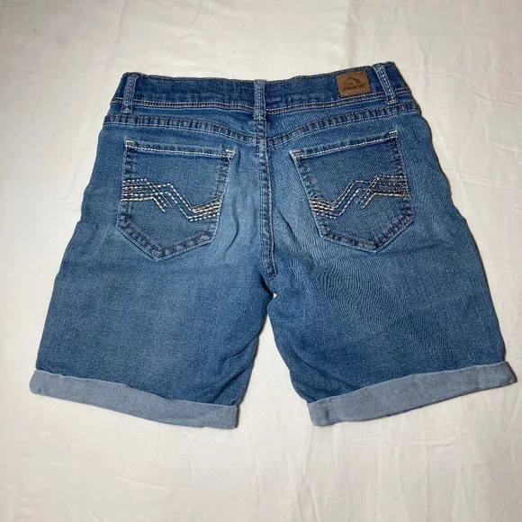 Jordache jeans shorts with embroidered pockets - Picture 3 of 3